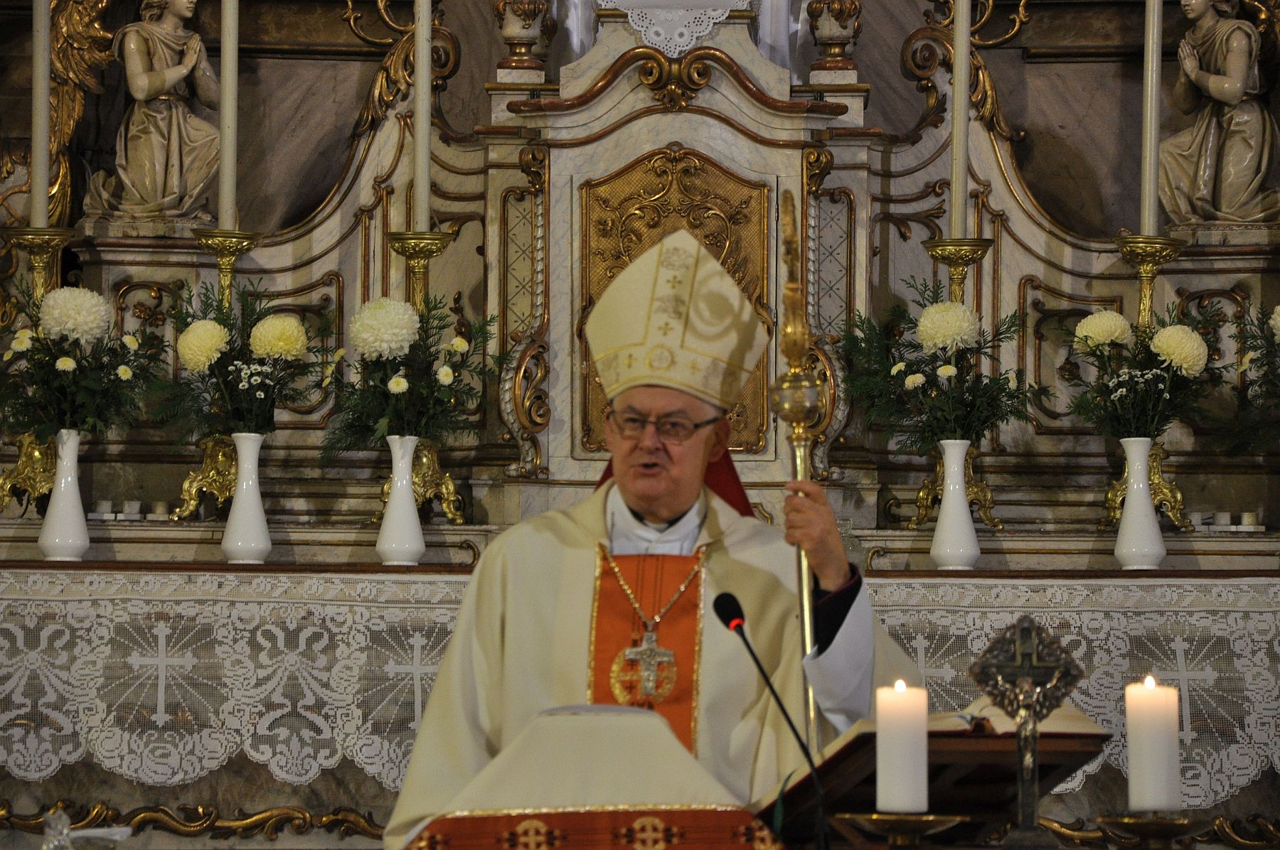 A Szent Imre templomban celebrált misét mindenszentek ünnepén Spányi Antal, püspök
